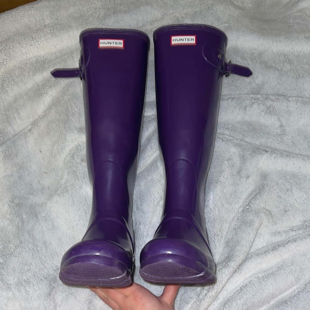 SOLD Hunter rain boots in color purple gloss size US 7M/8F with free socks
